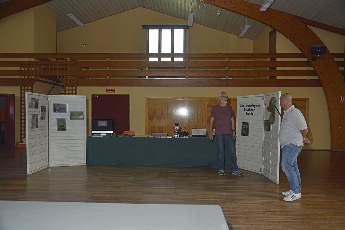 Gilles DESRUMAUX devant le stand