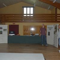 Gilles DESRUMAUX devant le stand